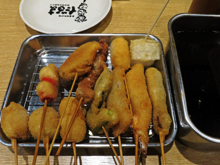 쿠시카츠 다루마 신세카이 총본점 (大阪新世界元祖串かつ だるま 新世界総本店)